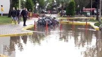 GÜNCELLEME 3 - İzmir'de Sel Sularına Kapılarak Kaybolan İki Kişinin Cansız Bedenlerine Ulaşıldı Haberi
