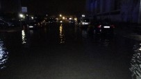 İzmir'de Deniz Taştı, Araçlar Suyun Altında Kaldı Haberi