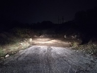 İzmir'de Hafif Ticari Araç Sel Sularına Kapıldı Açıklaması 5 Kişiden 2'Si Kayıp