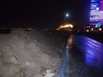 İzmir'de Sahil Bandına 2 Kilometre Kumdan Set Haberi