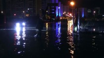 İzmir'de Yağışın Ardından Denizin Taşması Sonucu Araçlar Su Altında Kaldı