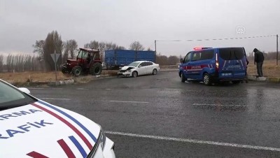 Sivas'ta Otomobil İle Traktör Çarpıştı Açıklaması 5 Yaralı
