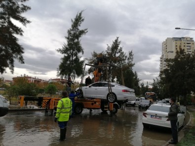 Su Taşkınının Ardından Araçlar Çekiliyor