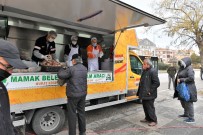 Çorba Dağıtırken Söylediği Şarkılarla Vatandaşın Gözdesi Oldu