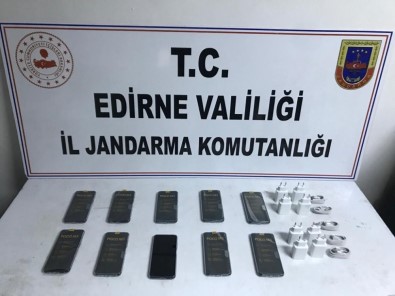 Edirne'de 15 Bin TL'lik Kaçak Cep Telefonu Ele Geçirildi