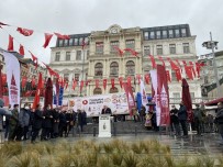 'Hediye Karavanı' Çocuklar İçin Beyoğlu'ndan Yola Çıktı