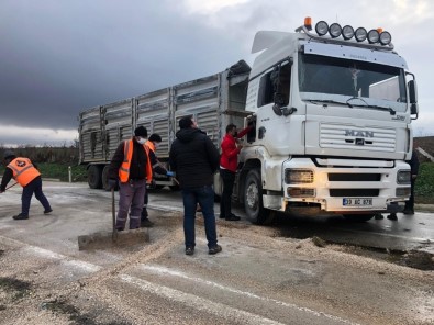 Kamyon Yoldan Çıktı, Kilometrelerce Kuyruk Oluştu