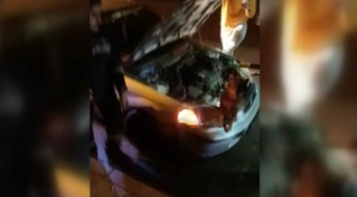 Otomobilin Kaputunun Altına Giren Tilkiyi İtfaiye Ekipleri Çıkardı