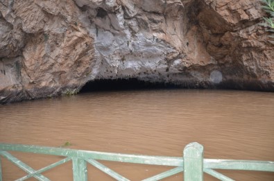 Sel Suları Dünyaca Ünlü Altınbeşik Mağarasının Girişini Kapattı