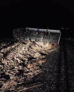 Virajı Alamayan Kamyon Devrildi