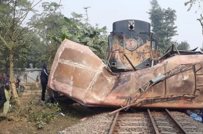 Bangladeş'te Tren Otobüse Çarptı Açıklaması 12 Ölü, 5 Yaralı