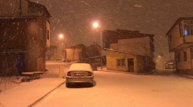 Bayburt'ta Kar Yağışı Kenti Beyaza Bürüdü
