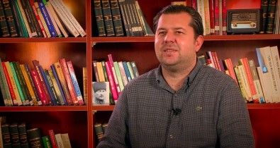 Doç. Dr. Aydın, 'Beynine Bir Kez Hava Değmeye Görsün' İsimli Eseri Kitap Severler İçin Anlattı