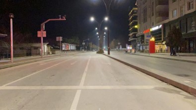 Kırşehir'de, Sokaklar Boş Kaldı, Polis Güvenlik Tedbirlerini Uyguluyor