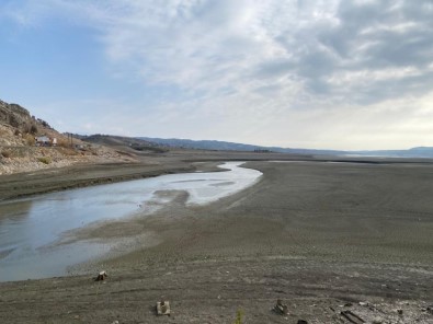 Silvan'da Baraj Suyu Çekildi, Eski Mezarlıklar Gün Yüzüne Çıktı