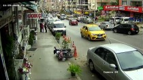 İzmir'de Çatıdaki Molozun, Motosikletin Üstüne Düşmesi Kameraya Yansıdı Haberi