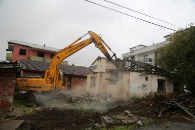 Kocaeli'de Hasarlı Yapıların Yıkımı Sürüyor