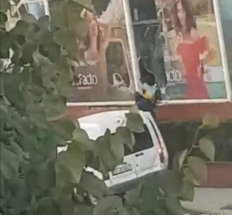 (Özel) AVM'deki Mağazanın Camının Kırarak Onlarca Mont Çaldılar