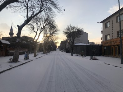 Kars'ta Beyaza Bürünen Sokaklarda Covid-19 Sessizliği
