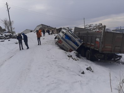 Sarıkamış'ta Kar Yağışı Beraberinde Kaza Getirdi