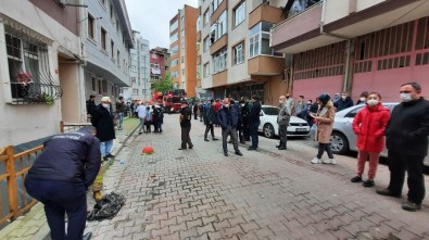 Yangın Çıkınca Kısıtlamayı Unutup Sokağa Döküldüler