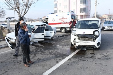 Aksaray'da Otomobiller Çarpıştı Açıklaması 1 Yaralı