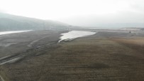 Elazığ'da Sular Çekildi, Barajı Besleyen Koca Nehir Dereye Döndü