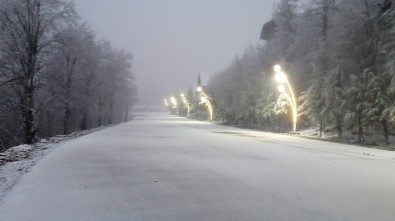 İstanbul'un Yanı Başındaki Kartepe'ye Mevsimin İlk Karı Yağdı