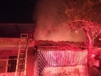İzmir'de Evde Çıkan Yangın Bitişikteki Binaya Sıçradı