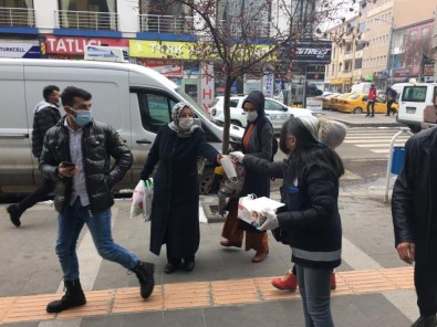 Kars'ta Belediye Vatandaşlara Maske Dağıttı