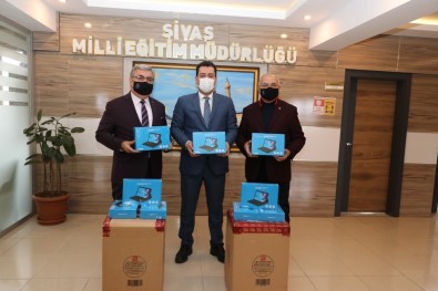 Sivas'ta Ki İhtiyaç Sahibi Öğrencilere Tablet Desteği