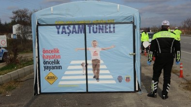 Trafik Ekipleri Yola Çıkacak Sürücüleri 'Yaşam Tüneli'ne Alıyor