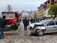 Zonguldak'ta Kamyon İle Otomobil Kafa Kafaya Çarpıştı Açıklaması 3 Yaralı Haberi