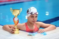 Bakan Kasapoğlu'ndan Milli Yüzücü Merve Tuncel İçin Tebrik Mesajı