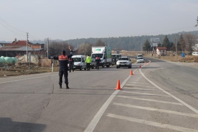 Domaniç'te Polis Ve Jandarma Ekiplerinden Sıkı Denetim