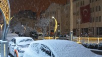 Hakkari'de Kar Yağışı Başladı, Taksiciler Hazırlıksız Yakalandı