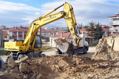 İscehisar'da Metruk Binaların Yıkımına Başlandı