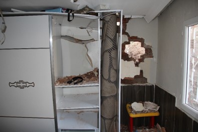 İzmir'de Depremden Sonra Heyelan Paniği Açıklaması Bazı Evler Zarar Gördü