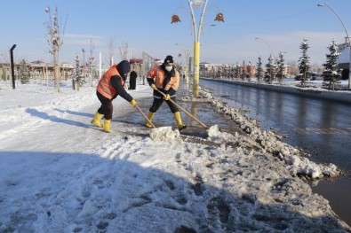 Ağrı Belediyesi Kar Temizleme Çalışmalarına Başladı
