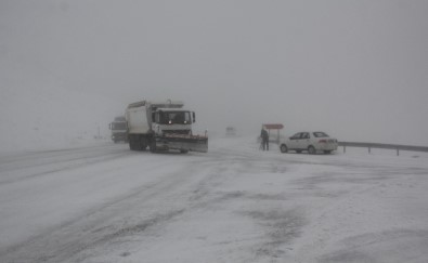 Erzincan'ın Yüksek Kesimlerinde Kar Yağışı Etkili Oldu