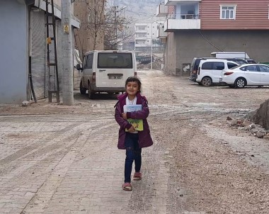 Tableti Olmayan 7 Yaşındaki Öğrenci, Canlı Derslere Katılmak İçin Her Gün 1 Kilometre Yürüyor