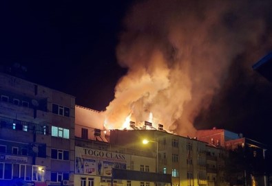 Bingöl'de 4 Katlı  Binanın Çatısı Alev Alev Yandı