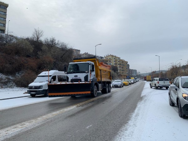 Mansur Yavaş bir kere daha sınıfta kaldı! 1 santim karda şehir kitlendi!
