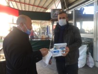 Çay Ocağı İşletmecisi Müşterilerine Maske Dağıtıyor