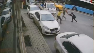 İstanbul'un Göbeğinde Dubalı, Sopalı Ve Bıçaklı Meydan Kavgası Kamerada