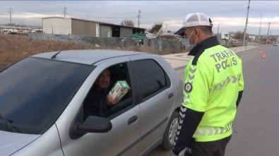 Maskesiz Yakalanan Sürücü Polis Memuruna Maske İkram Etti