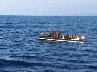 Mersin Açıklarında Lastik Bot İçerisinde 15 Düzensiz Göçmen Yakalandı