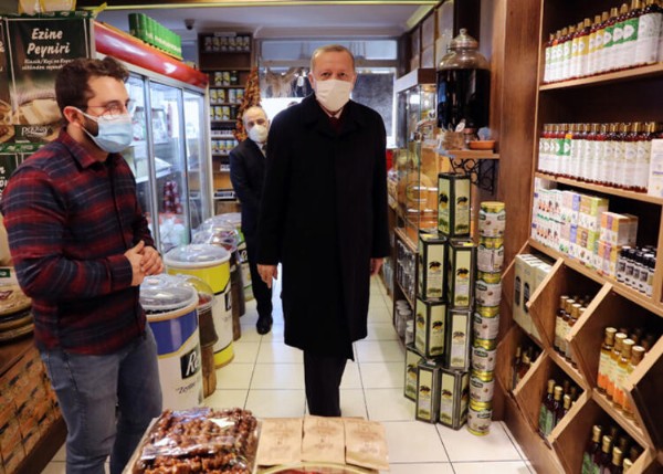 Günün karesi! Başkan Erdoğan'dan tatlı ikramı...