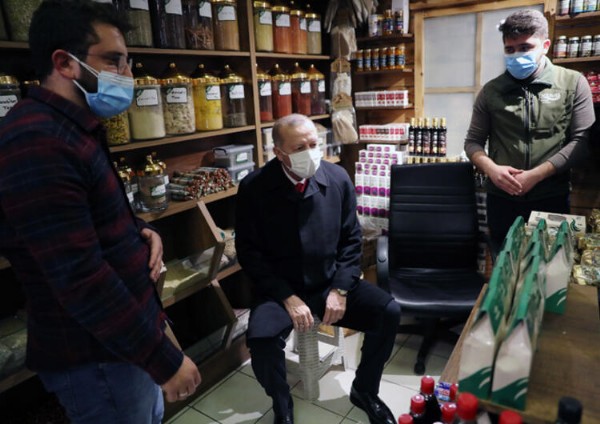 Günün karesi! Başkan Erdoğan'dan tatlı ikramı...