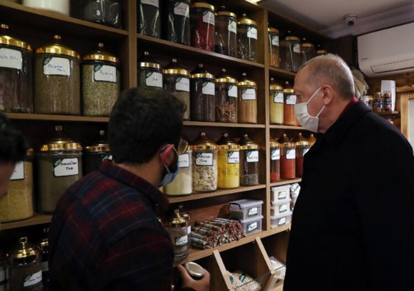 Günün karesi! Başkan Erdoğan'dan tatlı ikramı...